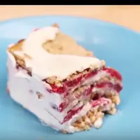 Sungguh mudah membuat Stroberi Icebox Cake dan tanpa dipanggang, lho