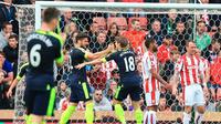 Para pemain Arsenal merayakan gol ke gawang Stoke City pada laga Premier League di Stadion bet365, Stoke, Sabtu (13/5/2017). (AFP/Lindsey Parnaby)