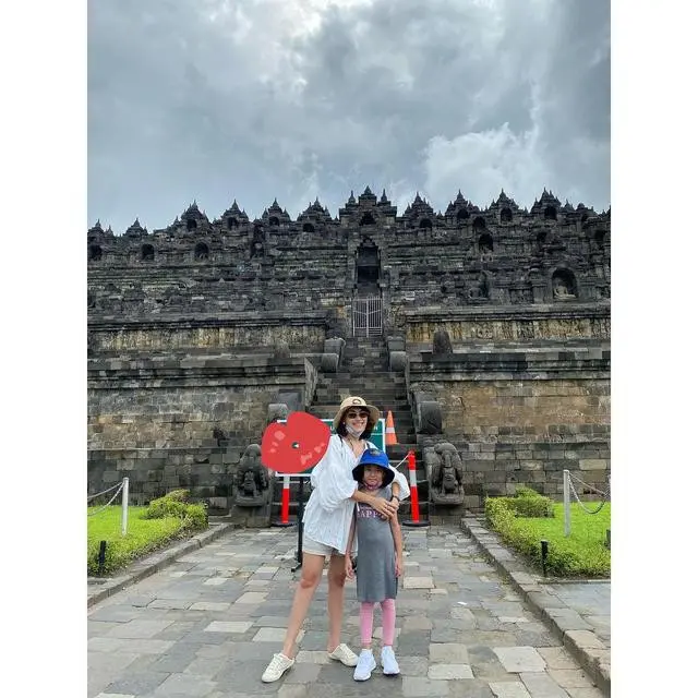Potret Beda Gaya 6 Penyanyi Cewek Liburan di Candi Borobudur, Tampak Kece