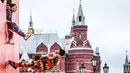 Pemain akrobat tampil di jalan Tverskaya saat festival yang menandai Tahun Baru dan Natal di Moskow, Rusia (2/1). (AFP Photo/Mladen Antonov)