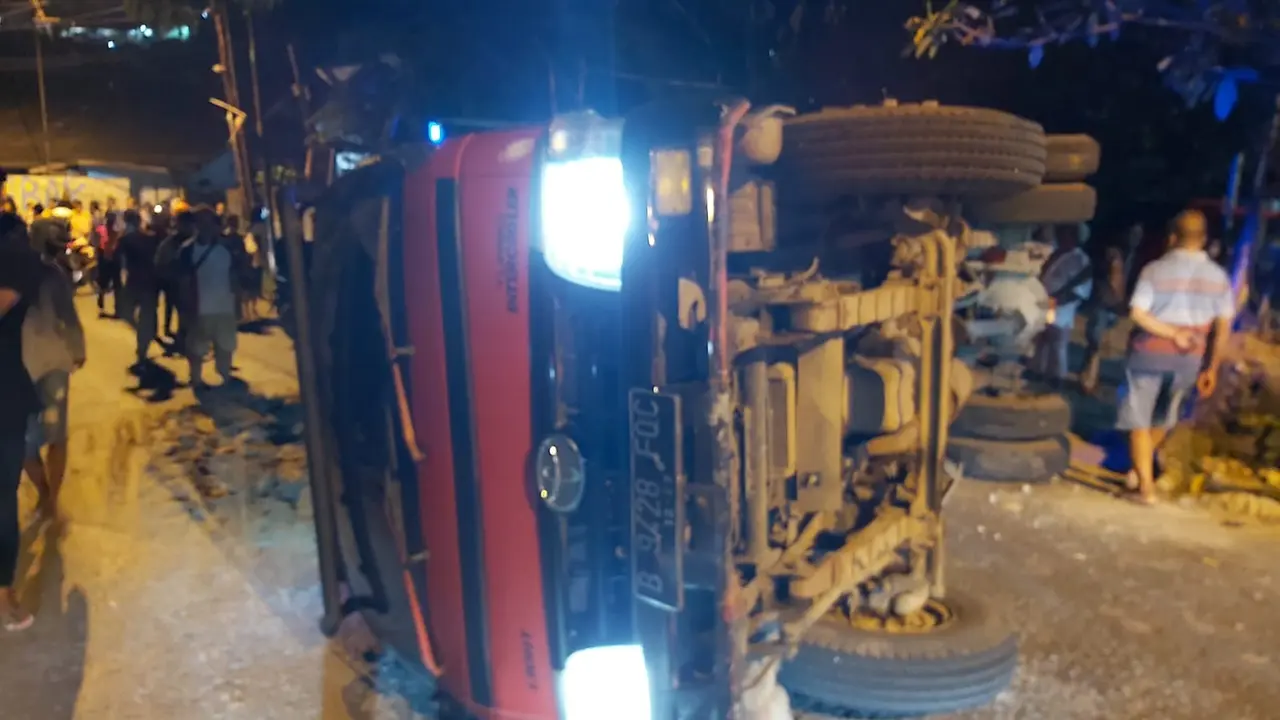 kecelakaan maut truk pasir terguling dan menimpa pemotor di Bogor