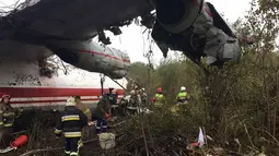 Tim penyelamat memeriksa lokasi kecelakaan pesawat kargo Antonov-12 di Lviv, Ukraina, Jumat (4/10/2019). Pesawat Ukraina Air Alliance itu kehabisan bahan bakar sebelum memutuskan mendarat di Lviv. (HANDOUT/UKRANIAN EMERGENCY MINISTRY/AFP)