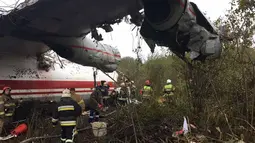 Tim penyelamat memeriksa lokasi kecelakaan pesawat kargo Antonov-12 di Lviv, Ukraina, Jumat (4/10/2019). Pesawat Ukraina Air Alliance itu kehabisan bahan bakar sebelum memutuskan mendarat di Lviv. (HANDOUT/UKRANIAN EMERGENCY MINISTRY/AFP)
