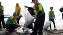 Sejumlah karyawan dari Giant Ekspres Cilacap menggelar acara bersih-bersih Pantai Teluk Penyu, Cilacap, Jumat (10/8). Lebih dari 100 relawan bahu membahu membersihkan pesisir pantai. (Liputan6.com/HO/Eko)