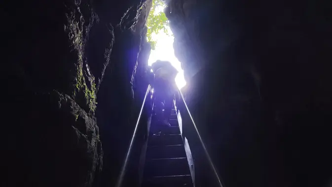 <p>Fairy Cave atau Gua Peri di Sarawak adalah salah satu destinasi wisata yang ditawarkan Sarawak kepada para pelancong. Destinasi ini menawarkan sensasi selusur gua.</p>