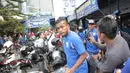 Zulham Zamrun dan kawan-kawannya dilepas suporter Persib saat berangkat ke Jakarta, Jumat (16/10/2015). (Bola.com/Vitalis Yogi Trisna)