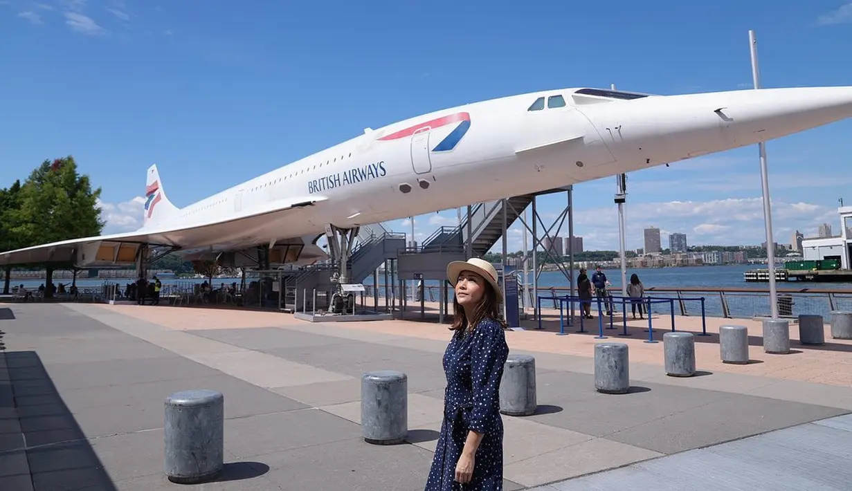 Kali ini, Maia Estianty yang mengenakan terusan lengan panjang biru dongker dengan motif noktaf-noktaf putih mejeng di depan pesawat British Airways. Ia mengaku takjub pada pesawat. “Selalu terpukau dengan pesawat2 ini. Pesawat perang dunia kedua, pesawat ulang alik Nasa dan concorde! Kok bisa ya, barang segede gini, terbang di udara sampe ke luar angkasa,” ia mencuap. (Foto: Dok. Instagram @maiaestiantyreal)