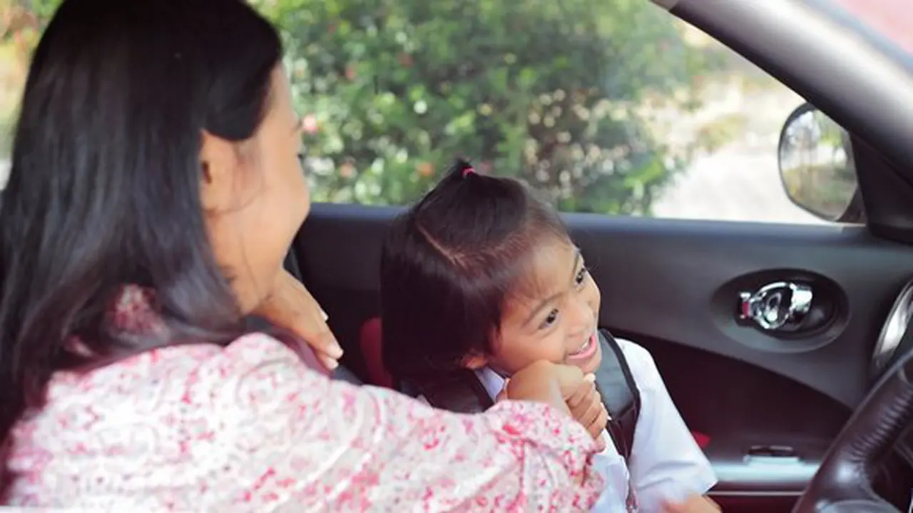 Mengantar anak ke sekolah di hari pertama sekolah penting loh, Mom / Copyright DePhotology (@kukuhphoto)