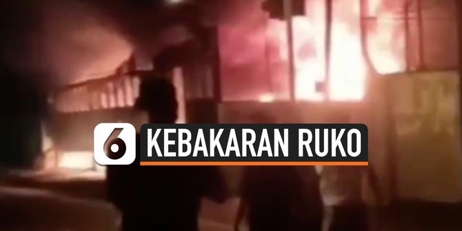 VIDEO: Kebakaran Ruko, Diduga Ada Penghuni terjebak Api