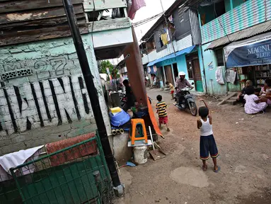 Sejumlah anak saat bermain di permukiman kawasan Bukit Duri, Jakarta, Kamis (12/5). Akhir Mei 2016, Pemerintah Provinsi DKI Jakarta memastikan akan kembali menggusur pemukiman liar di pinggiran Sungai Ciliwung tersebut. (Liputan6.com/Immanuel Antonius)