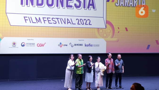 <p>Direktur Korean Cultural Center Indonesia (KCCI) Kim Yong Woon (kedua dari kanan) dalam pembukaan KFFI 2022 di di CGV Grand Indonesia pada Kamis 29 September 2022 malam. (Liputan6.com/Tanti Yulianingsih)</p>