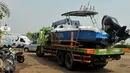 Kapal milik warga saat di evakuasi karena banjir yang melanda kawasan Perumahan Pantai Mutiara, Jakarta, Sabtu (4/6).Tanggul baru akan dibuat untuk mencegah banjir susulan. (Liputan6.com/Gempur M Surya)
