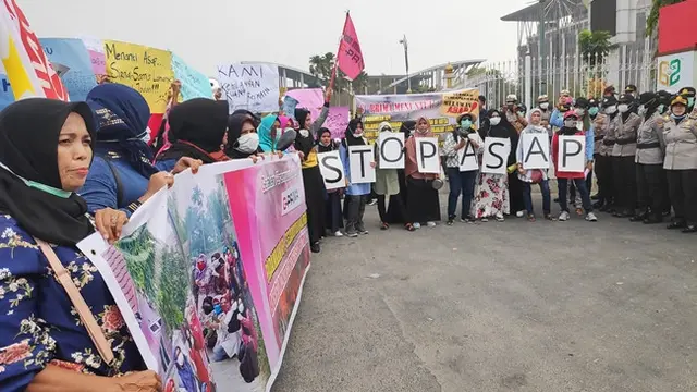 Puluhan emak-emak demonstrasi mendesak pemerintah merehabilitasi korban kabut asap.