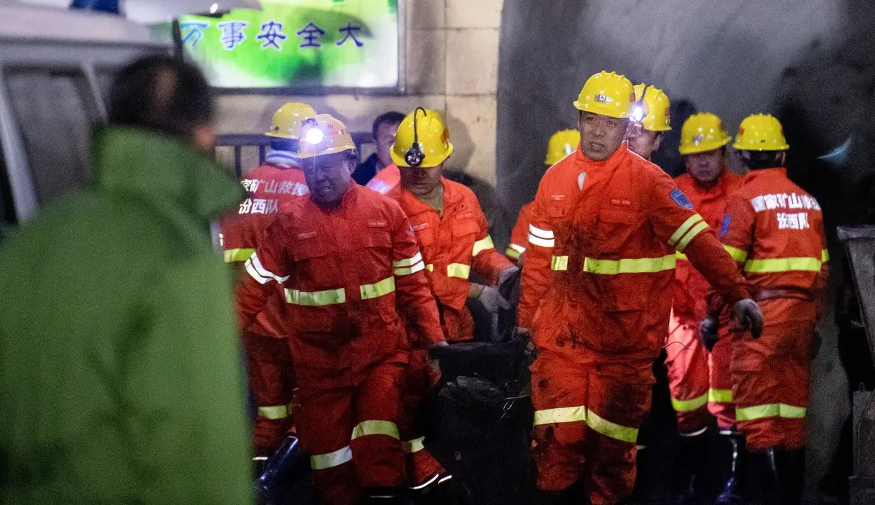Tim penyelamat mengevakuasi korban di lokasi ledakan tambang batu bara di Pingyao, di provinsi Shanxi utara China (19/11/2019). Kantor berita resmi China, Xinhua melaporkan 11 penambang berhasil menyelamatkan diri. (AFP Photo)