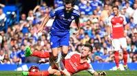 Laurent Koscielny melakukan takling kepada Cesc Fabregas saat laga Arsenal vs Chelsea di Stamford Bridge, Sabtu (19/9/2015). Chelsea keluar sebagai pemenang dengan skor 2-0. (Reuters/ Dylan Martinez)