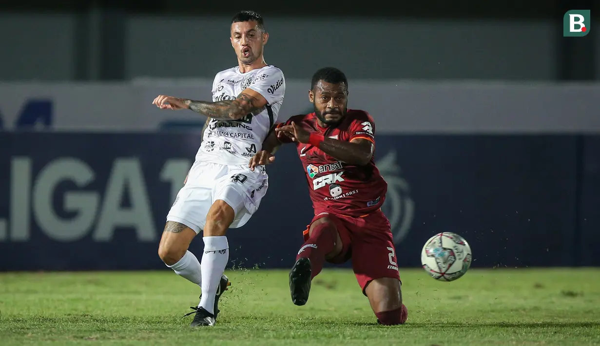 Pemain Borneo FC, Marckho Sandi Merauje (kanan) berebut bola dengan pemain Bali United, Stefano Lilipaly dalam laga pekan ke-5 BRI Liga 1 2021/2022 di Stadion Indomilk Arena, Tangerang, Selasa (28/09/2021). Kedua tim bermain imbang 1-1. (Bola.com/Bagaskara Lazuardi)