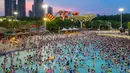 Pengunjung bersantai sambil mendinginkan diri di kolam renang di Wuhan rovinsi Hubei, China pada 27 Juli 2019. Cuaca yang cukup panas membuat mereka berbondong-bondong menyesaki kolam renang. (Photo by - / AFP)