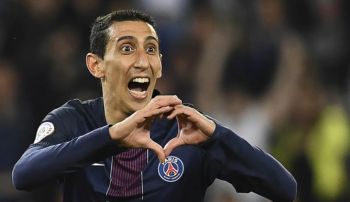 4. Angel Di Maria - Santer diberitakan apabila Neymar datang dirinya akan dilego karena PSG surplus penyerang sayap. Mantan pemain MU ini diprediksi akan diepas selain karena selain persaingan, usianya juga sudah mulai senja. (AFP/Franck Fife) 