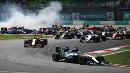 Pebalap Mercedes, Lewis Hamilton, memimpin balapan sejak start F1 GP Malaysia di Sirkuit Sepang, Minggu (2/10/2016). (AFP/Manan Vatsyayana)