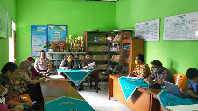 Rapat penanganan Covid-19 di Desa Karangnangka, Banyumas. (Foto: Liputan6.com/Rudal Afgani)