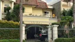 Suasana salah satu rumah tersangka kasus korupsi e-KTP Setya Novanto yang terletak di Jalan Gedung Pinang PU 10-11, Pondok Indah, Jakarta, Senin (20/11). Di kawasan tersebut, Setnov juga memiliki rumah di Jalan Kartika. (Liputan6.com/Immanuel Antonius)