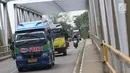 Sejumlah kendaraan melintas di jembatan Bangkir Indramayu, Jawa Barat, Jumat (30 /6). H+5 Indramayu Kota ke Arah Jakarta melalui Jalur Utara diprediksi mulai di padati arus balik pada Malam dan esok hari H+6. (Liputan6.com/Helmi Afandi)