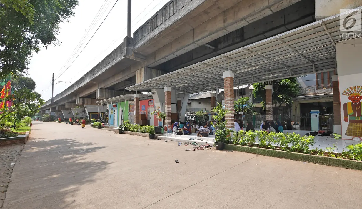 Pemandangan RPTRA kawasan Mangga Dua Selatan, Jakarta, Minggu (6/5). Sebelum dirubah menjadi RPTRA dua tahun lalu, kolong rel kereta tersebut merupakan tempat parkir dan tempat sampah. (Liputan6.com/Herman Zakharia)