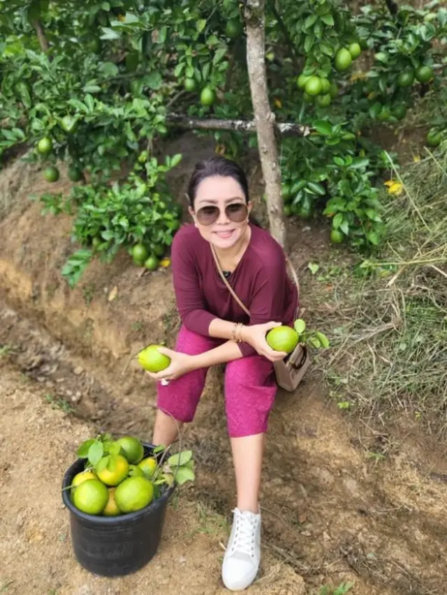 5 Potret Mayangsari saat Berkebun Pakai Tas Mewah, Jadi Sorotan