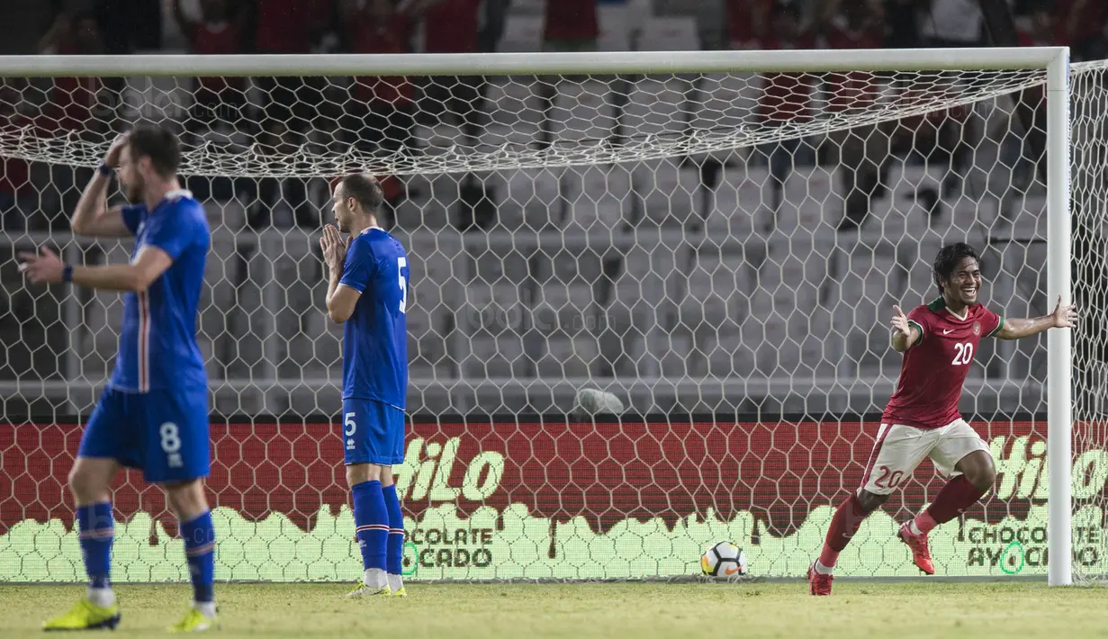 Striker Timnas Indonesia, Ilham Udin Armaiyn, merayakan gol ke gawang Islandia pada laga persahabatan di SUGBK, Jakarta, Minggu (14/1/2018). Indonesia kalah 1-4 dari Islandia. (Bola.com/Vitalis Yogi Trisna)