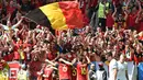 Pemain dan suporter Belgia merayakan kemenangan atas Irlandia pada laga Grup E Piala Eropa 2016. Pada laga selanjutnya Belgia akan melakoni pertandingan melawan Swedia. (AFP/Nicolas Tucat)