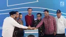 Presiden Jokowi (tengah) didampingi sejumlah menteri dan Ketum PKB, Muhaimin Iskandar menekan tombol saat peresmian Stasiun Bandara Soekarno-Hatta (2/1). (Liputan6.com/Pool)