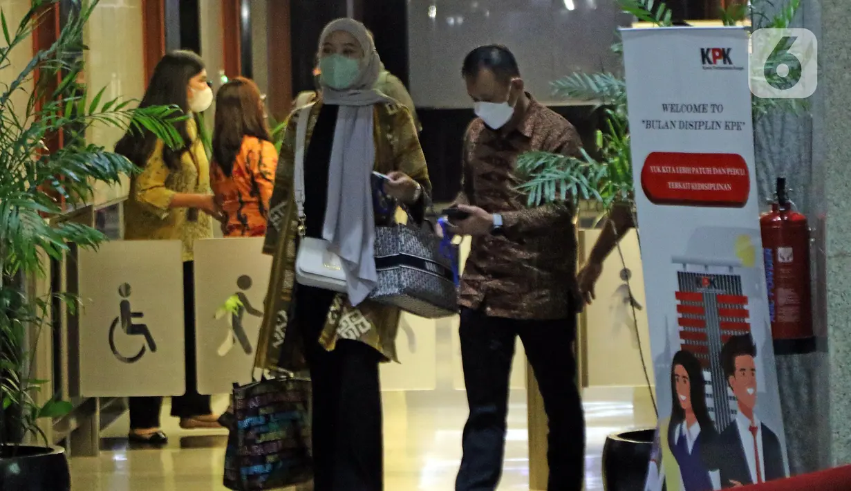 Kepala Badan Pertanahan Nasional (BPN) Jakarta Timur, Sudarman Harjasaputra (kanan) bersama istrinya usai menjalani pemeriksaan klarifikasi Laporan Harta Kekayaan Penyelenggara Negara (LHKPN) di Gedung Komisi Pemberantasan Korupsi (KPK), Selasa (21/3/2023). (Liputan6.com/Helmi Fithriansyah)