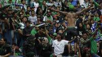 Suporter Persebaya, Bonek, merayakan kemenangan atas Martapura FC pada laga semifinal Liga 2 2017 di Stadion GBLA, Bandung, Sabtu (25/11/2017). Persebaya menang 3-1 atas Martapura FC. (Bola.com/Vitalis Yogi Trisna)