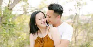 Tidak hanya keharmonisan dan kemesraan Eza Gionino dan Meiza Aulia Coritha yang mencuri perhatian warganet. Tapi paras Meiza yang telah memiliki tiga orang anak kerap disebut seperti ABG. [Instagram/ma_coritha/malons93]