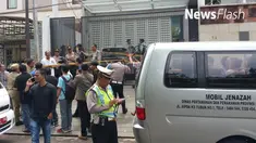 Seperti biasa, Sukirno dan empat orang rekannya rutin berkeliling kawasan Pulomas Utara, Jakarta Timur. Pagi tadi, dia terkejut dengan kabar yang dia terima bahwa ada perampokan di dekat dia biasa berjaga. Enam orang tewas dan lima lainnya dalam kond...