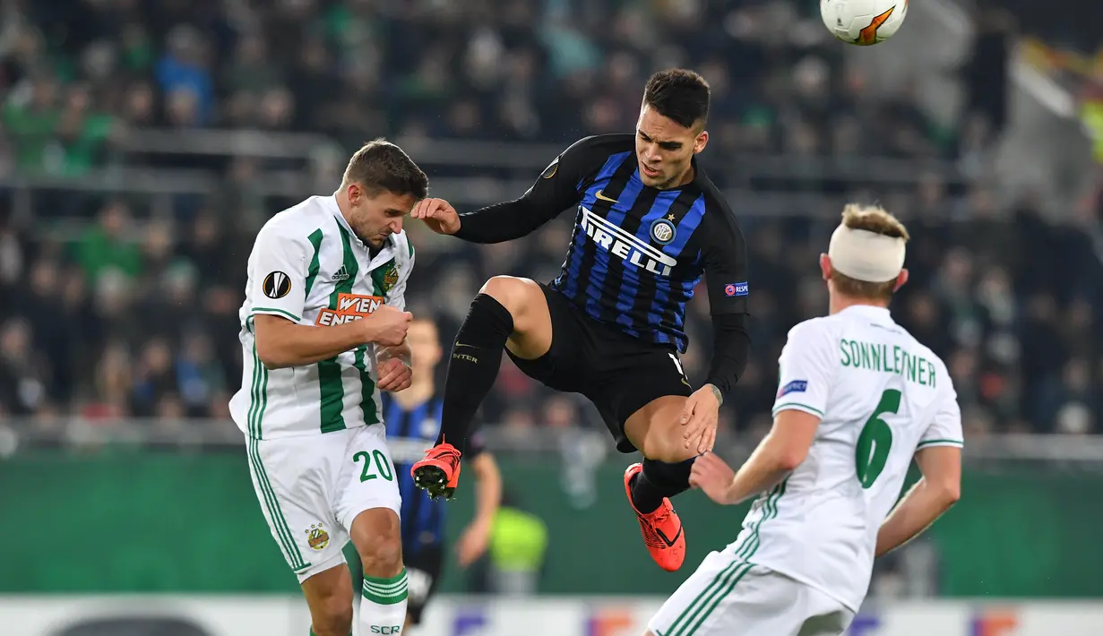 Duel antar Martinez dan pemain Rapid Wina, Sonnleitner pada leg 1, 32 besar Liga Europa yang berlangsung di stadion Allianz, Wina, Jumat (15/2). Inter Milan menang 1-0 atas Rapid Wina. (AFP/Joe Klamar)