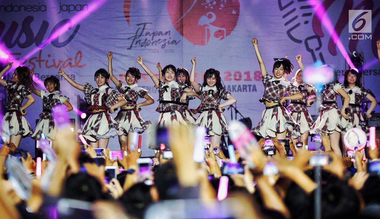 Penampilan vokal Grup asal Jepang AKB48 pada festival JAK-Japan Matsuri 2018 di kawasan Gelora Bung Karno, Jakarta, Sabtu (8/9). Dalam musik festival itu AKB48 menyanyikan sepuluh lagu diantaranya Heavy Rotation dan Aitakatta. (Liputan6.com/Faizal Fanani)