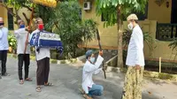 Delepak, ukup dan lilin yang telah disiapkan dibawa oleh para kraman Keraton Kasepuhan Cirebon menggunakan gerbong maleman menuju komplek Makam Sunan Gunung Jati Cirebon. Foto (Liputan6.com / Panji Prayitno)