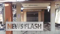 Asap abu pekat membumbung tinggi dari kompleks Lapas Banceuy, Bandung, Jawa Barat. Api membakar lapas yang terletak di Jalan Soekarno Hatta 187A Bandung tersebut. Kebakaran itu diduga terjadi akibat kerusuhan warga binaan atau narapidana.