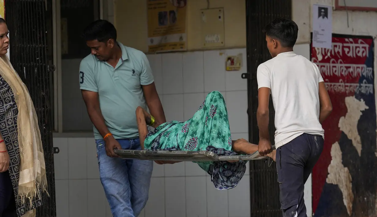 <p>&ldquo;Begitu banyak orang sekarat karena panas sehingga kami tidak punya waktu semenit pun untuk beristirahat. Pada Ahad, saya membawa 26 jenazah,&rdquo; kata Jitendra Kumar Yadav, seorang pengemudi mobil jenazah di Kota Deoria yang terletak 110 kilometer dari Ballia, kepada The Associated Press. (AP Photo/Rajesh Kumar Singh)</p>