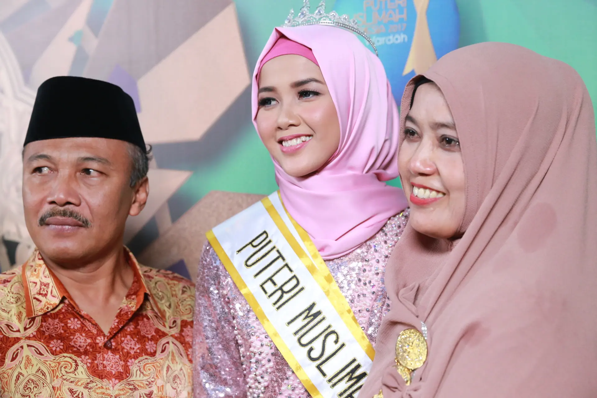Syifa Fatimah, Puteri Muslimah Indonesia saat bersama kedua orangtuanya. (Adrian Putra/Bintang.com)