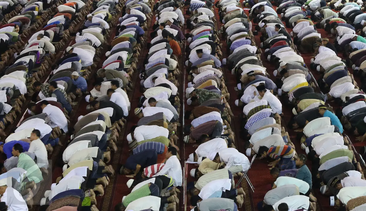 Ratusan warga melakukan salat gerhana matahari di Masjid Istiqlal, Jakarta, Rabu (9/3/2016). Salat gerhana tersebut diadakan sebagai ungkapan syukur atas kuasa Allah SWT. (Liputan6.com/Herman Zakharia)