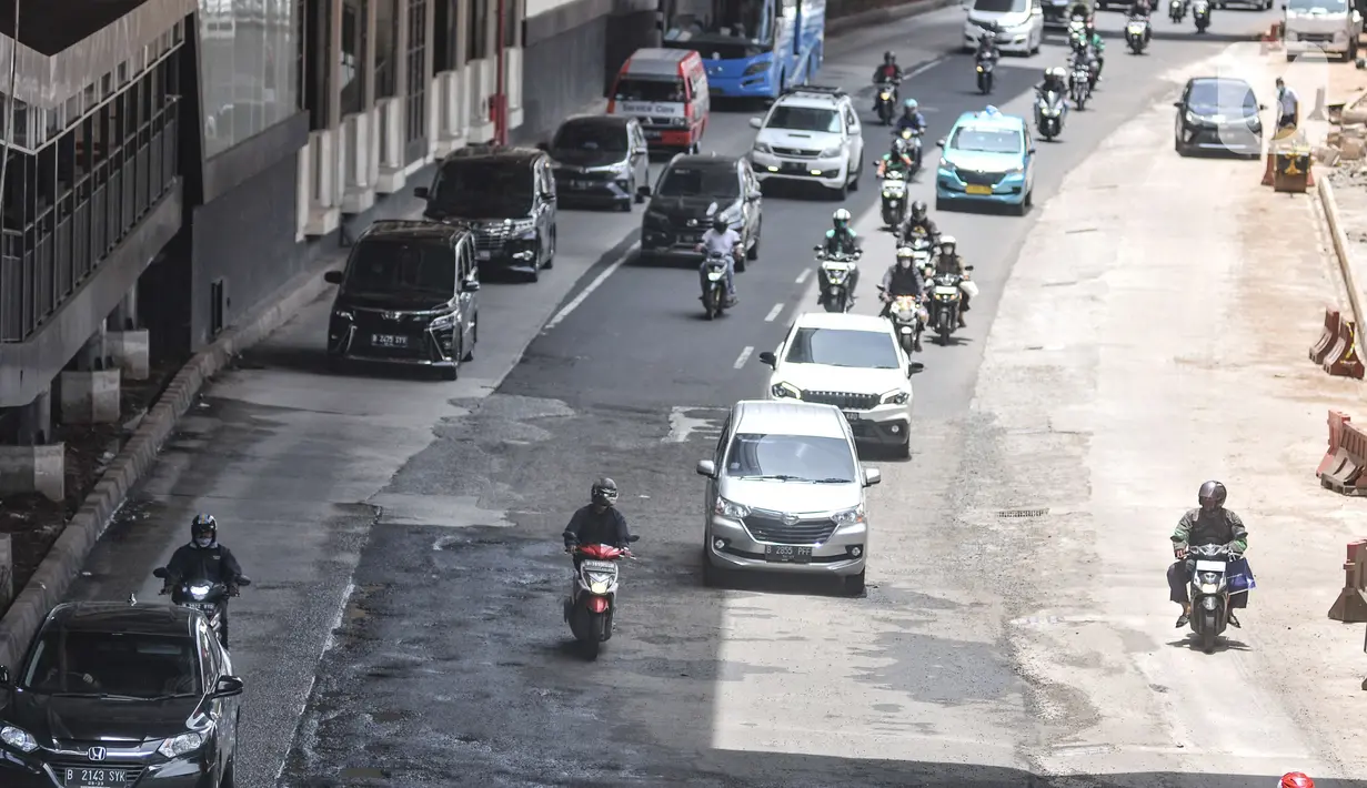 Kendaraan menghindari jalan rusak dan berlubang saat melintas di Jalan HR Rasuna Said, Kuningan, Jakarta Selatan, Senin (24/10/2022). Kondisi jalan menjadi lebih parah saat turun hujan sehingga menyebabkan genangan yang menutupi lubang. (merdeka.com/Iqbal S. Nugroho)