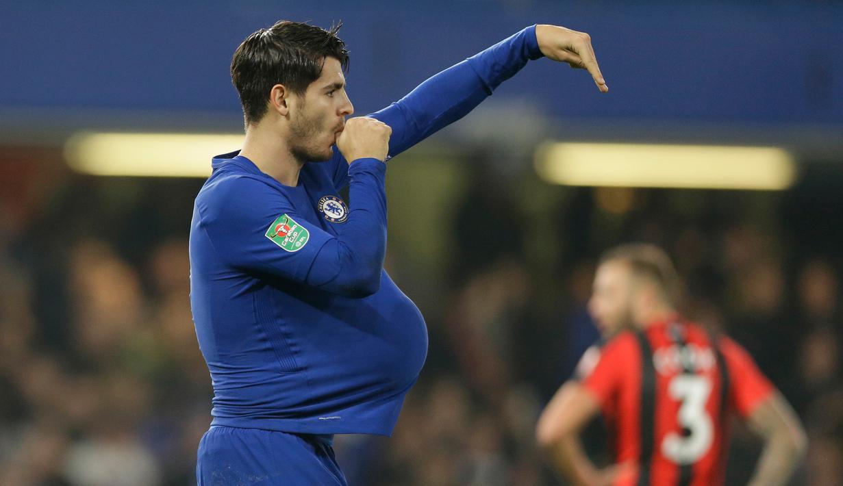 Pemain Chelsea, Alvaro Morata berselebrasi setelah berhasil mencetak gol ke gawang Bournemouth pada laga perempat final, di Stadion Stamford Bridge, Kamis (21/12). Morata menjadi penentu kemenangan Chelsea atas AFC Bournemouth 2-1. (AP/Alastair Grant)