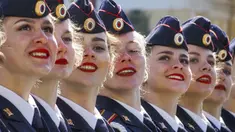 Kadet Akademi Kementerian Dalam Negeri berbaris saat parade militer Hari Kemenangan di Lapangan Dvortsovaya, St. Petersburg, Rusia, Minggu (9/5/2021). Parade militer ini untuk memperingati 76 tahun berakhirnya Perang Dunia II di Eropa. (AP Photo/Dmitri Lovetsky)
