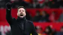 Pelatih Leicester yang juga mantan pemain MU yakni Ruud van Nistelrooy tampak begitu murka melihat anak asuhnya harus kalah karena gol kontroversial. (AFP/Oli Scarff)