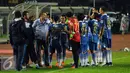 Pelatih Persib, Dejan Antonic (berkemeja) memberikan arahan pada jeda minum saat lagamelawan Mitra Kukar di Turnamen Piala Bhayangkara di Stadion Si Jalak Harupat, Bandung, Kamis (17/3/2016). Laga berakhir imbang 1-1. (Liputan6.com/Helmi Fithriansyah)