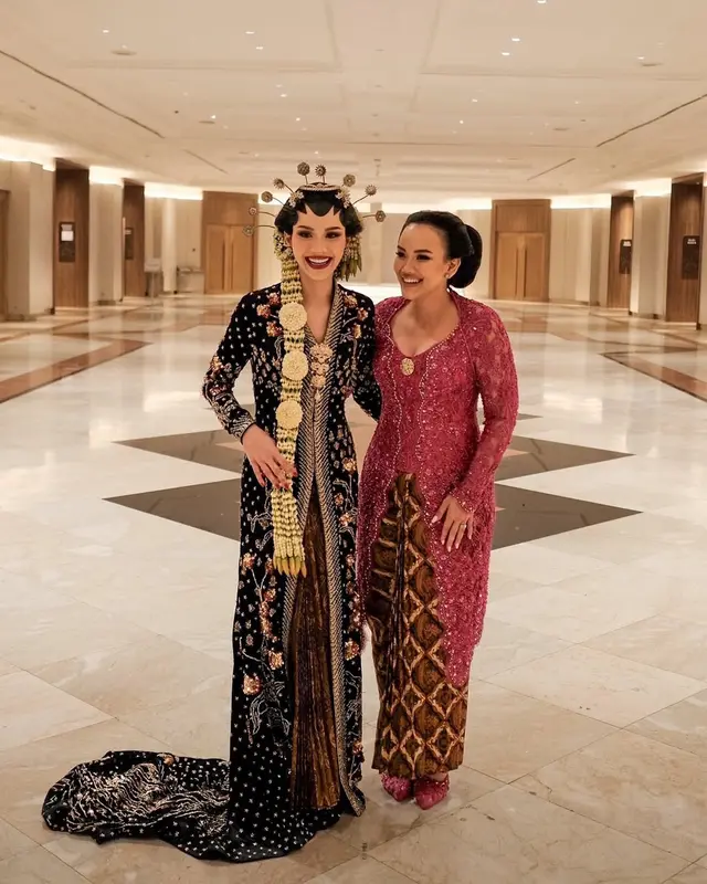 Usai 17 tahun cerai tapi kompak demi anak, 8 potret kebersamaan ortu Alyssa Daguise di hari pernikahan