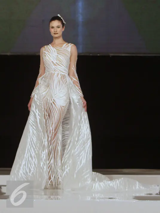 Model berpose mengenakan busana rancangan Fetty Rusli dalam acara 'Infinite Wedding Moments' di kawasan Kuningan, Jakarta, Jumat (3/2). Peragaan tunggal  Fetty Rusli bertajuk Retromantic. (Liputan6.com/Herman Zakharia)