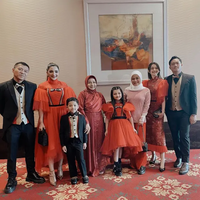8 Potret Sarah Menzel dengan Keluarga Azriel Hermansyah, Bak Menantu Sendiri